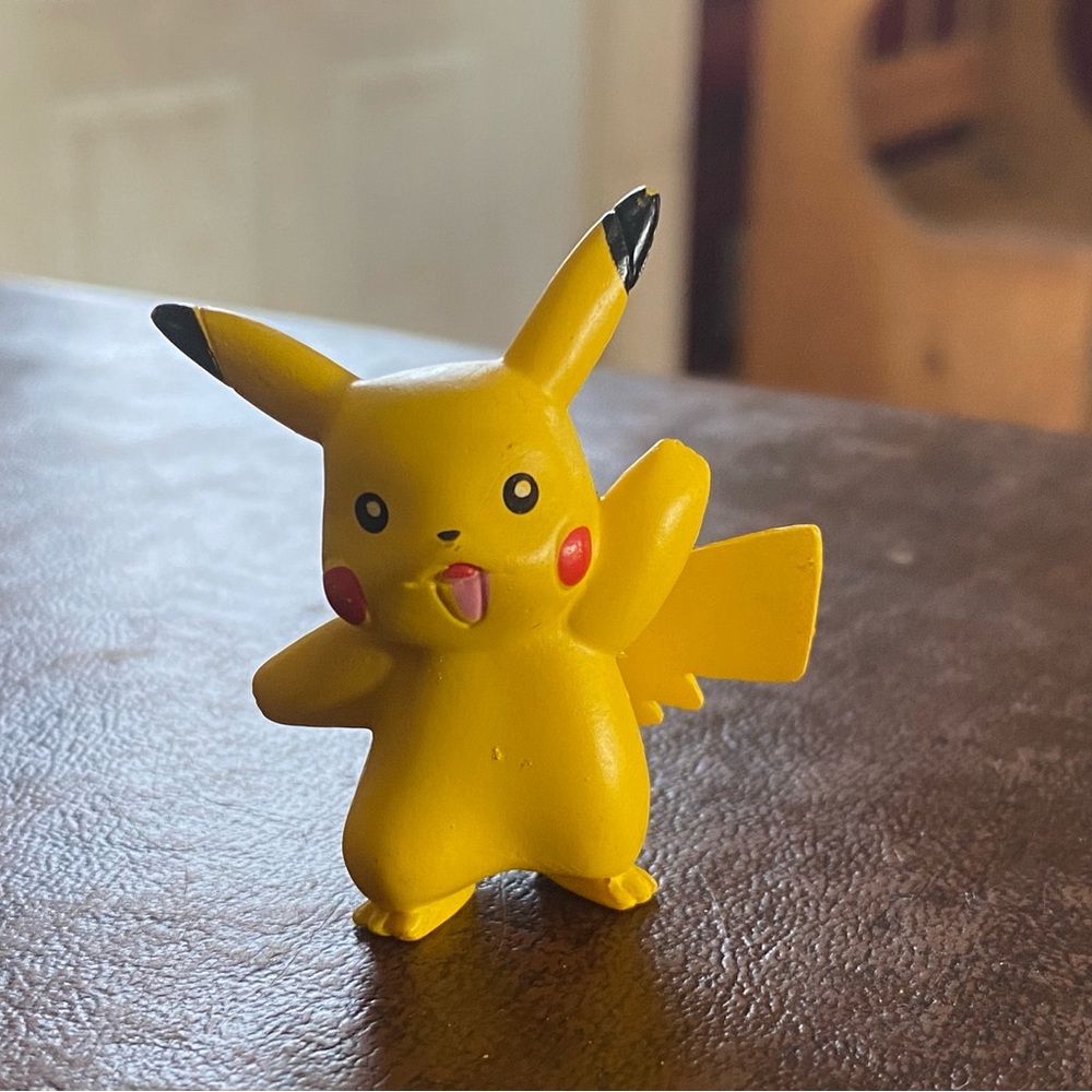 Vintage Tomy Pokemon Pikachu Mini Yellow Action Figure
